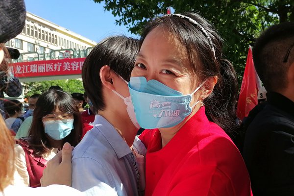 各地家长花式送考 高考家长对孩子最殷切的祝福